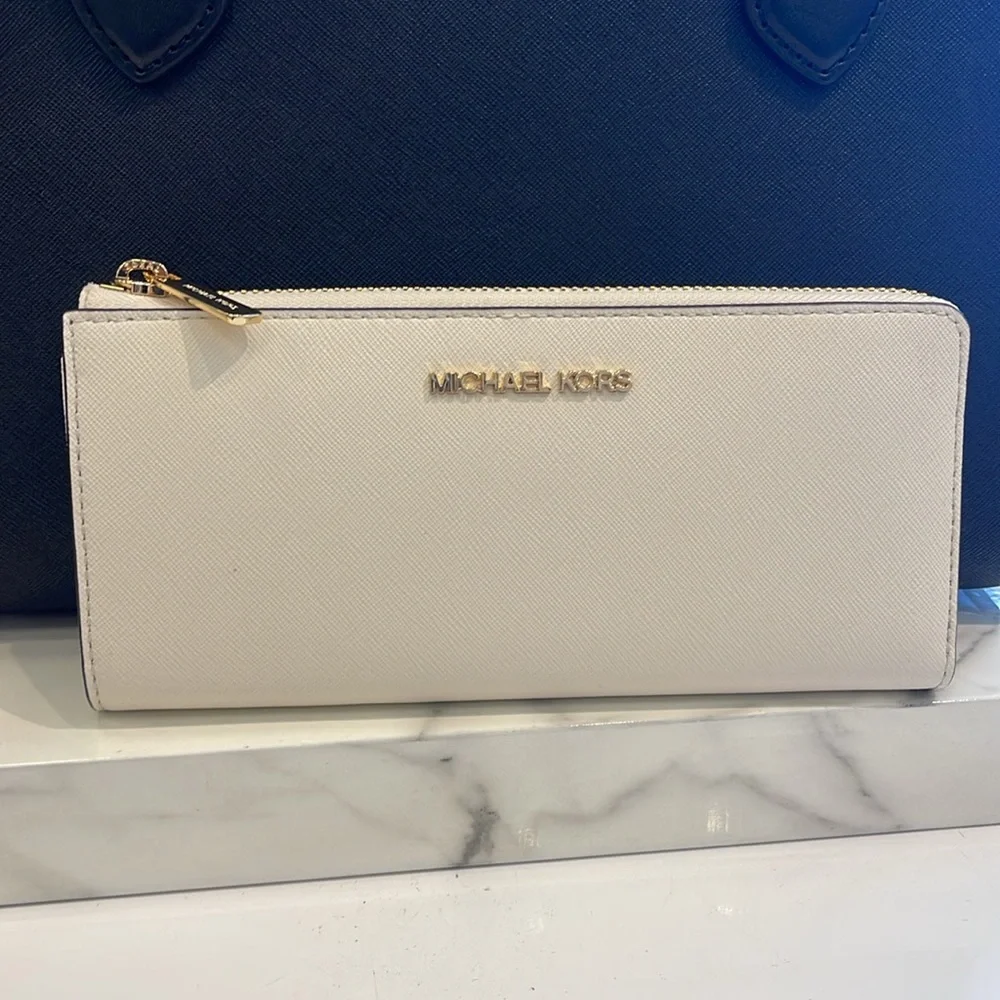 MICHAEL KORS Jet Set Travel Lg Saffiano Leather Quarter-Zip Wallet Light Cream